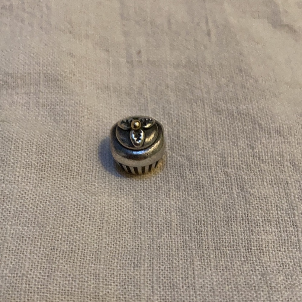 ✨PANDORA✨cupcake charm - Picture 2 of 3